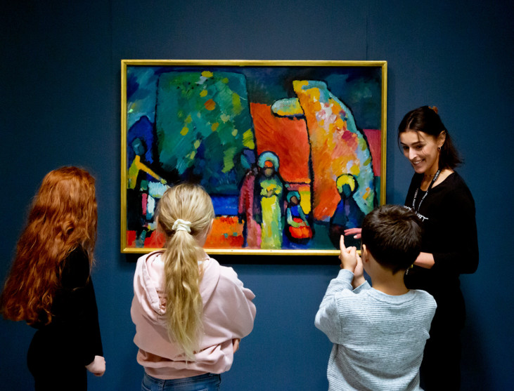 Barn framför verk av Wassily Kandinsky