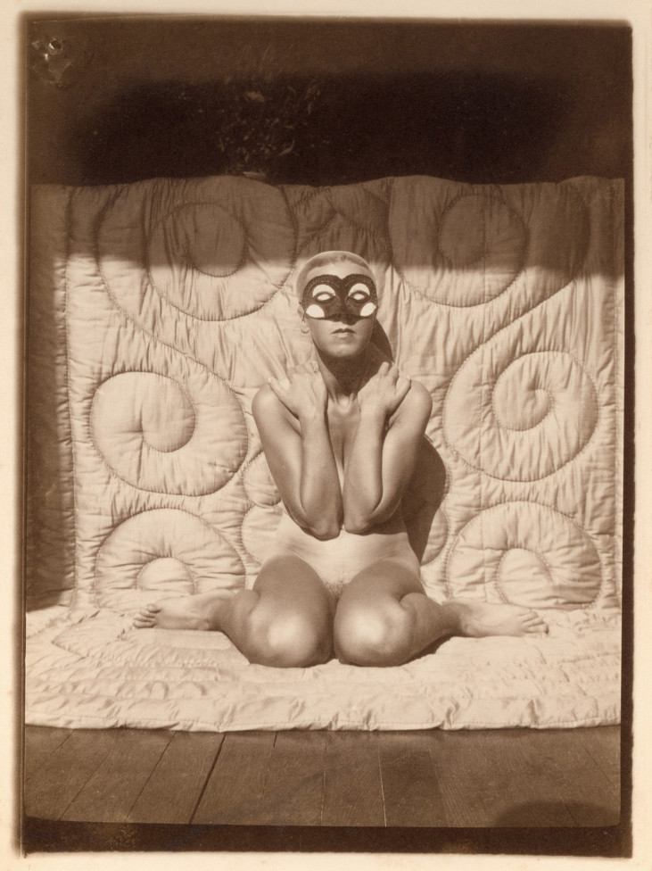 Sittande person med mask över ansiktet