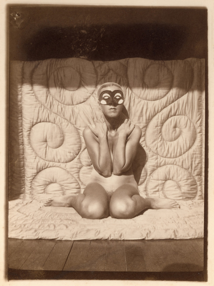 Sittande person med mask över ansiktet