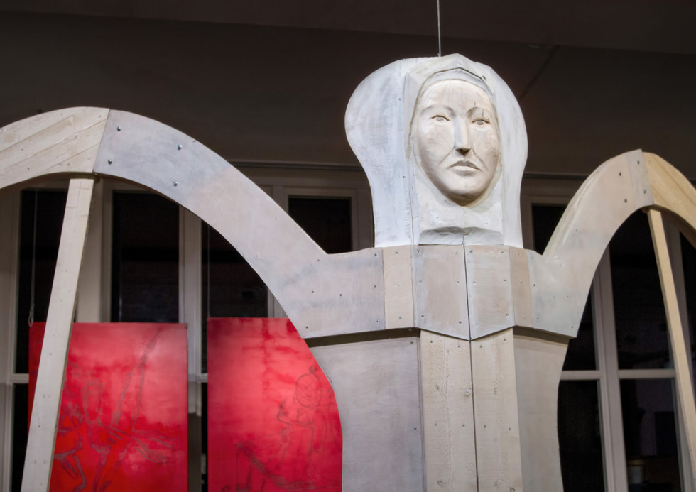 skulptur av trä med mänskligt ansikte