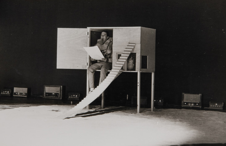 Robert Rauschenberg sitter i ett skåp