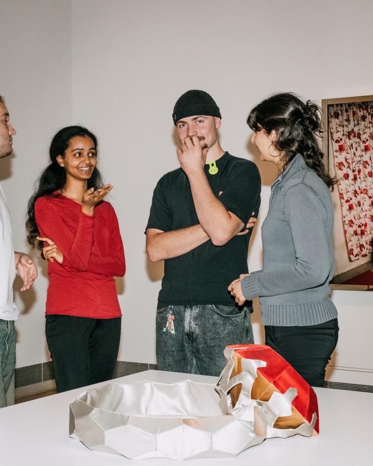 Ungdomar som tittar på konst