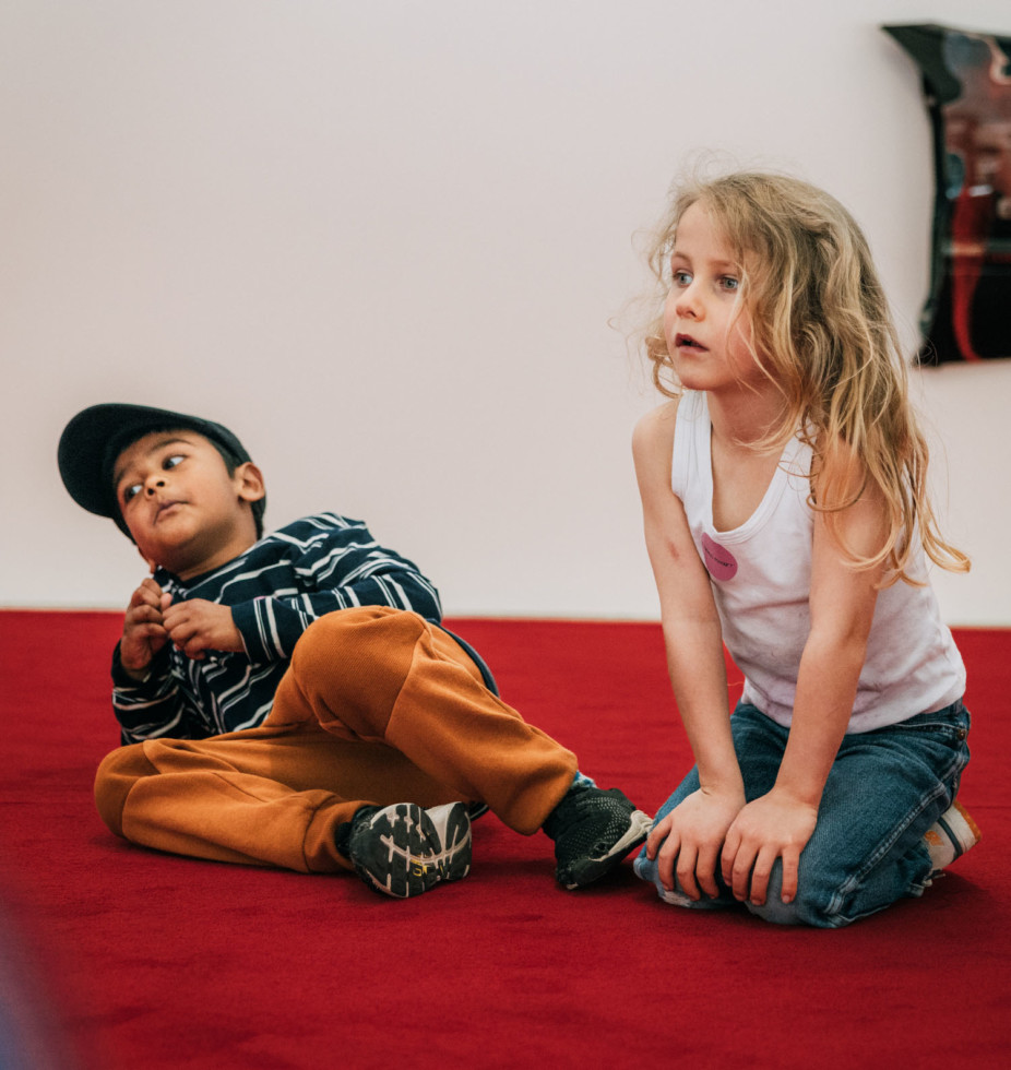 Två barn leker på golvet