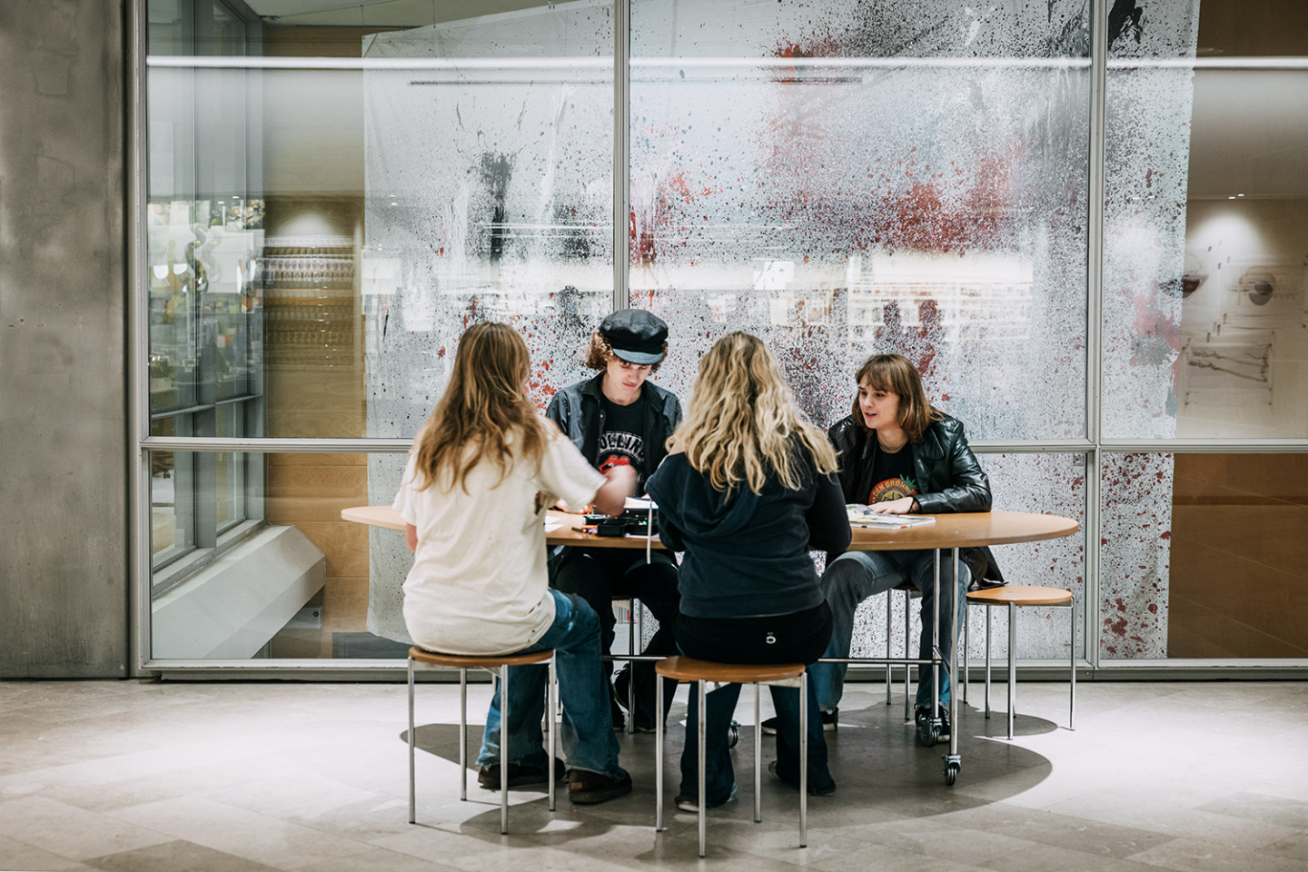 Ungdomar skapar i Foajén på museet