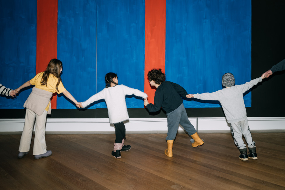 Barn framför "Coney Island" (2000) av  Günther Förg