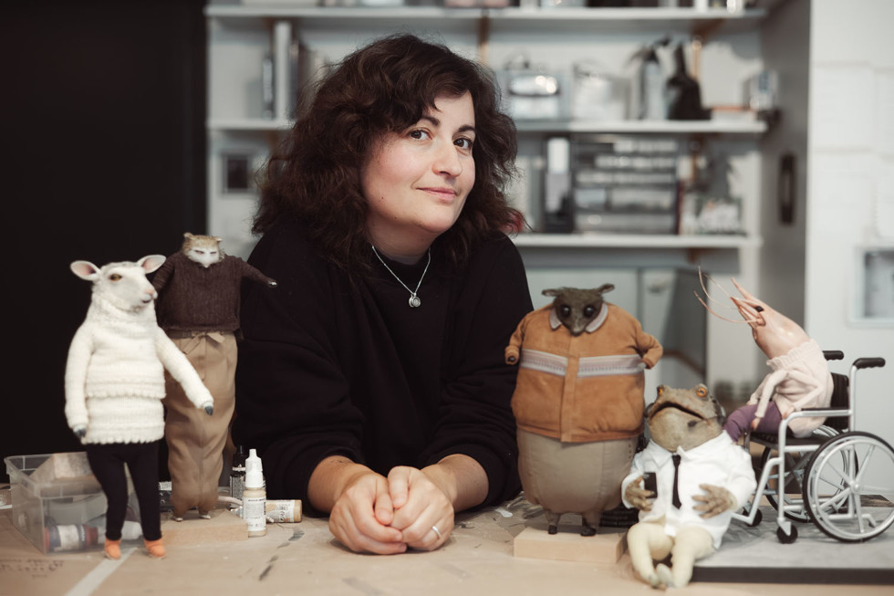 Konstnären Niki Lindroth von Bahr med djurkreationer