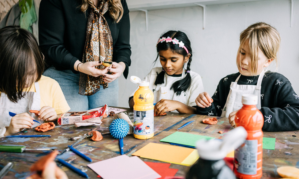 Barn skapar i verkstan